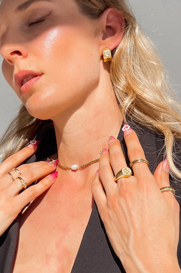 CUPID ANGEL ROUND SIGNET RING 18K GOLD PLATED - STUDIO JO STORE